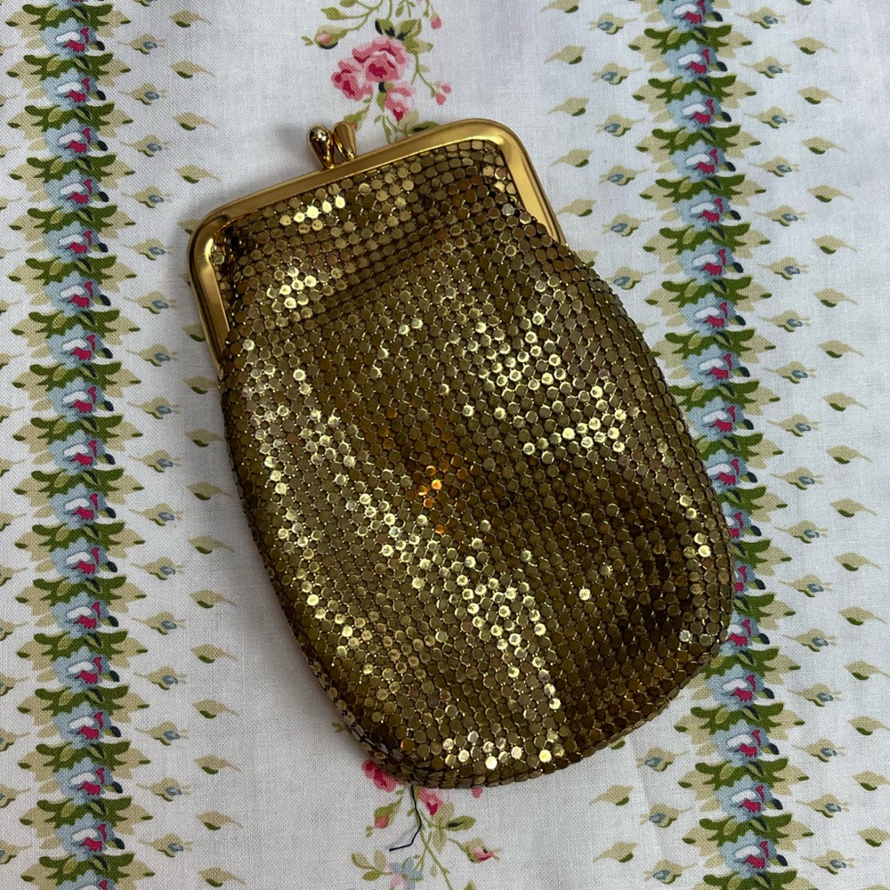 Vintage mesh whiting and Davis gold tone small kiss lock purse